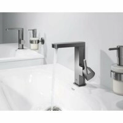 Смеситель для раковины GROHE Plus с донным клапаном, M-Size, темный графит матовый (23871AL3) Смеситель для раковины GROHE Plus с донным клапаном, M-Size, темный графит матовый (23871AL3)